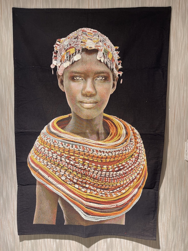 17654-SAMBURU GIRL WALLHANGING 95X140 BLACK