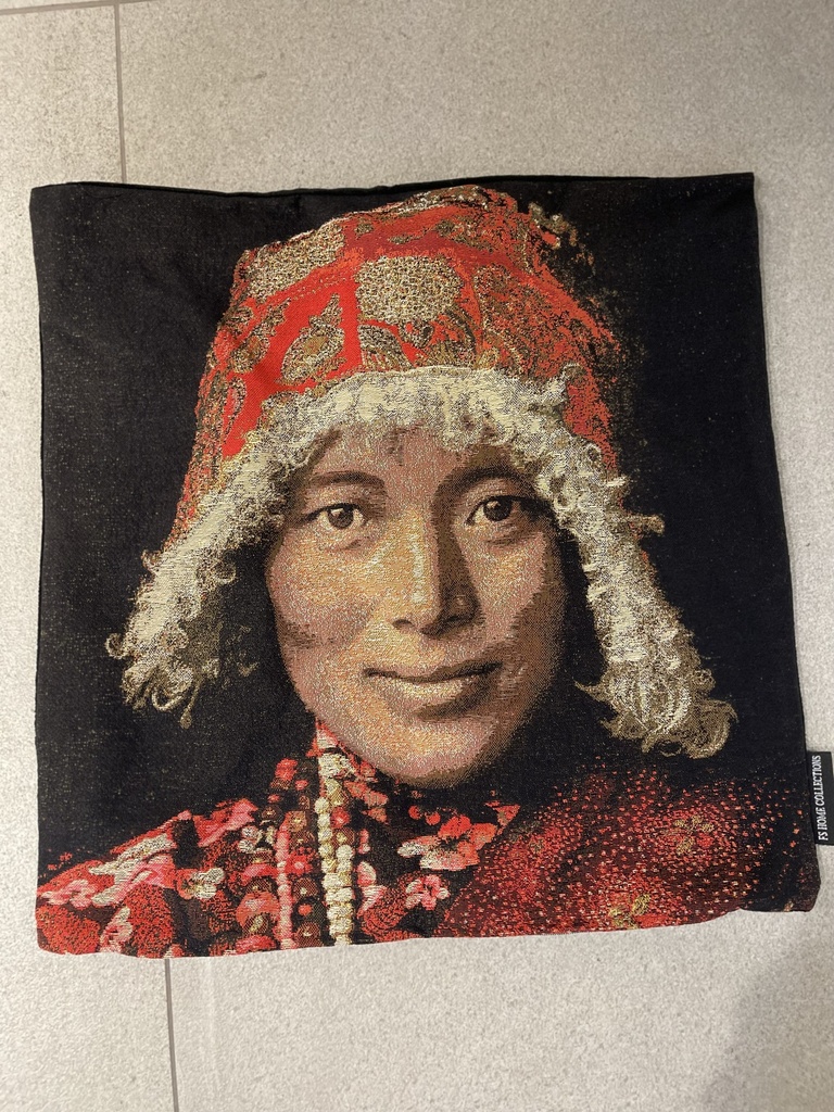 19744-TIBETAN WOMAN CUSHION 45X45 RED